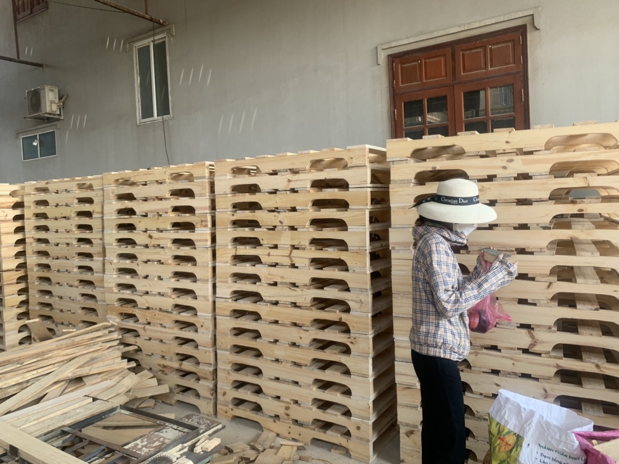 PALLET GỖ THÔNG 4 HƯỚNG NÂNG TẢI TRỌNG 1500kg