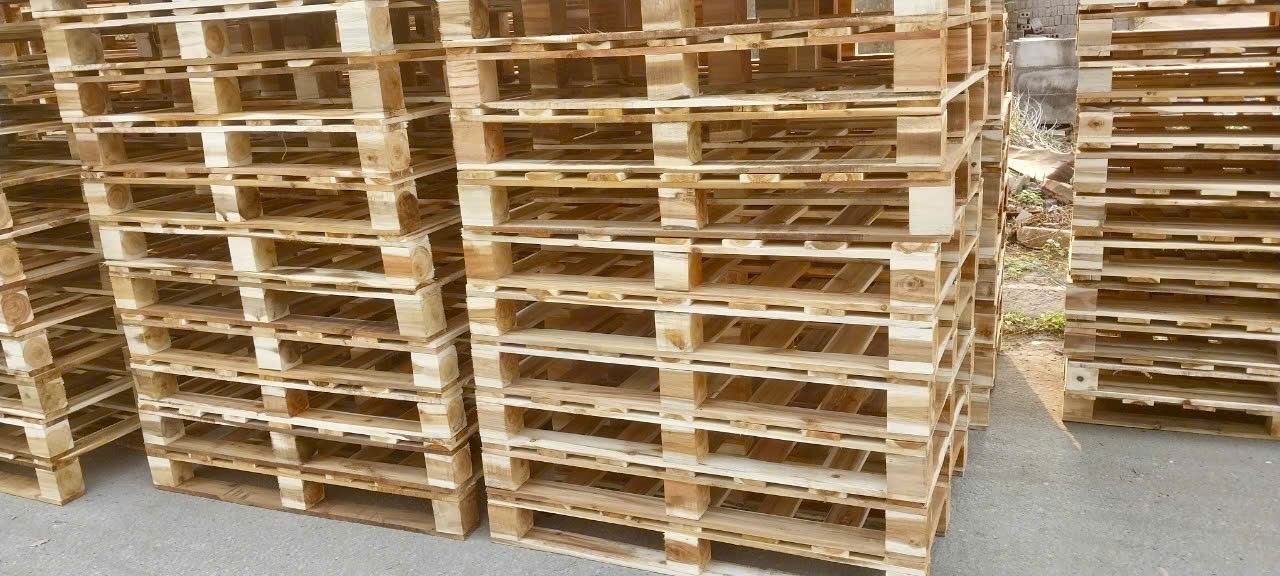Pallet gỗ keo 4 chiều nâng