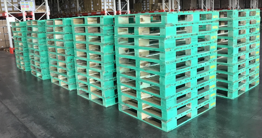 Pallet Gỗ Sơn Xanh – 4 hướng nâng – kích thước 1000 x 1000 mm Dùng Ván Dày 20mm
