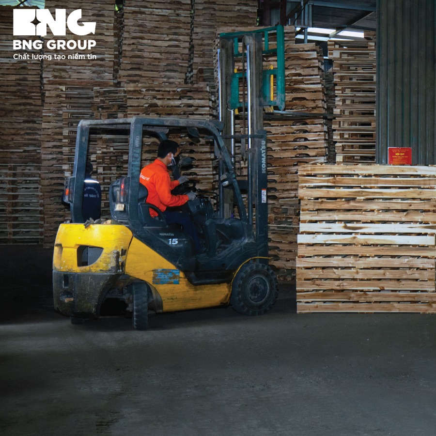 Hình ảnh nhân viên BNG chăm chỉ đóng gói pallet gỗ cho khách từ nhà máy FDI